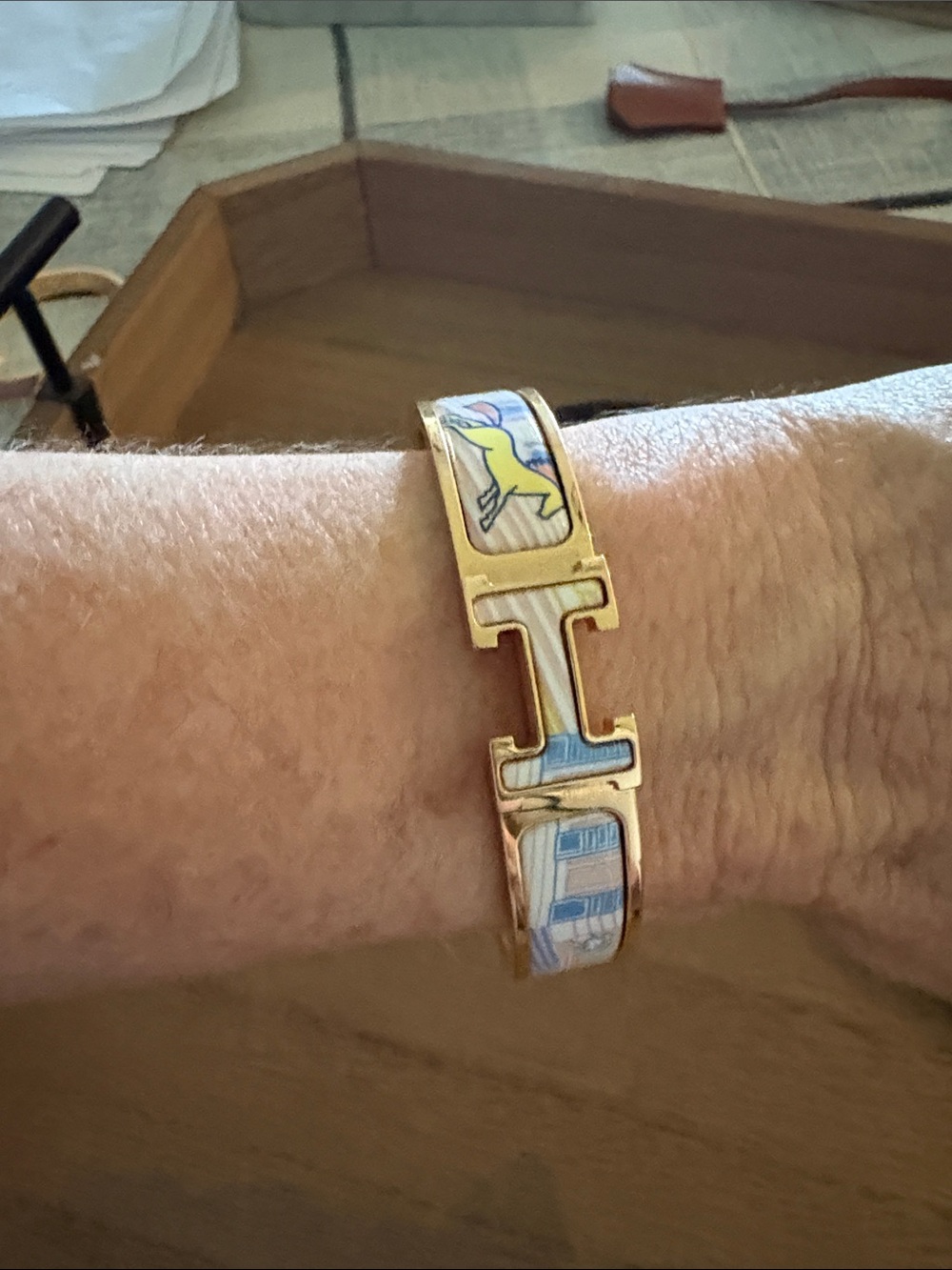 Hermes enamel PM H-clic bracelet in pastel pink, yellow and blue, rose gold - Picture 14 of 15